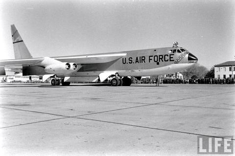 Lucky Lady III: A Record Setting B-52